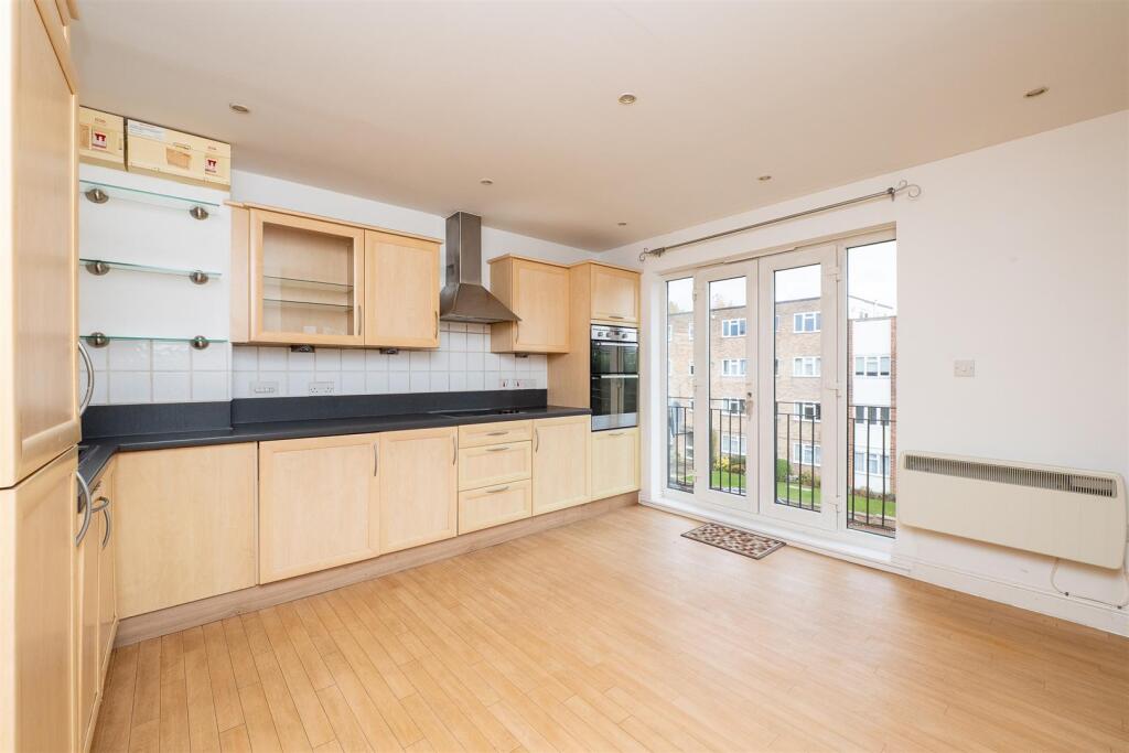 Apartment in Sutton - View 3