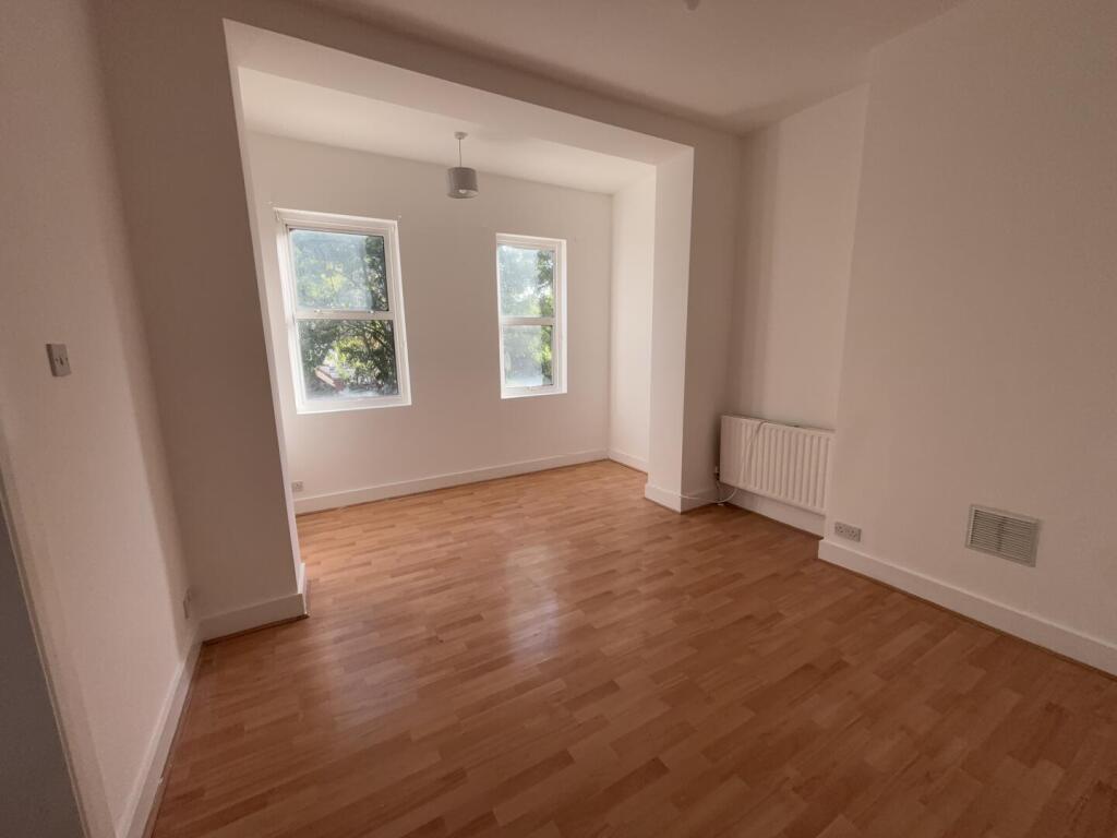 Apartment in Croydon - View 3