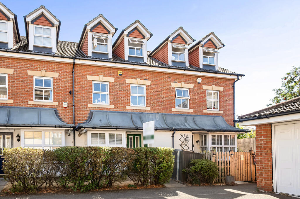 Apartment in Sunbury-on-Thames, Surrey - View 2
