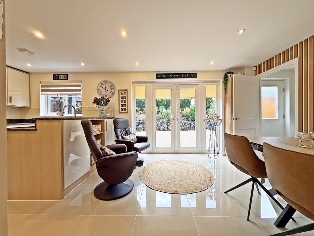 House in Cardiff, Llanharan - View 4