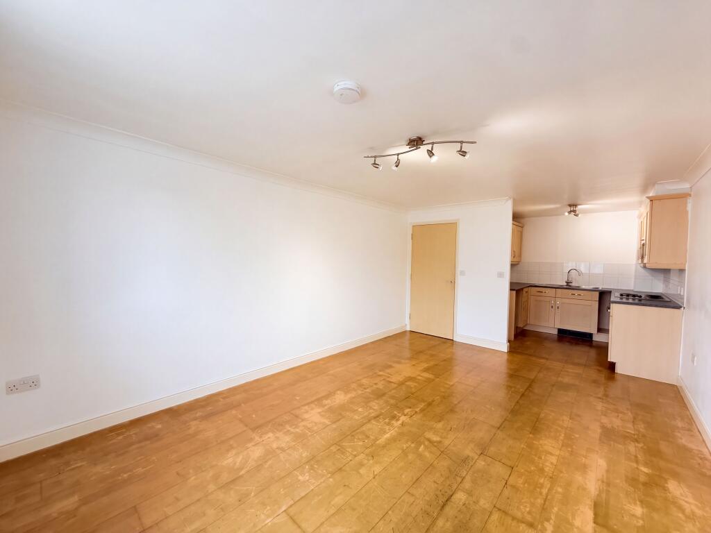 Apartment in Romford - View 5