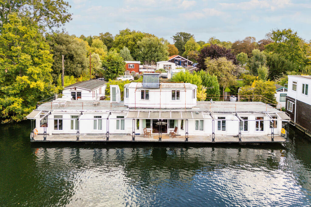 Main image of property: Taggs Island, Hampton, TW12