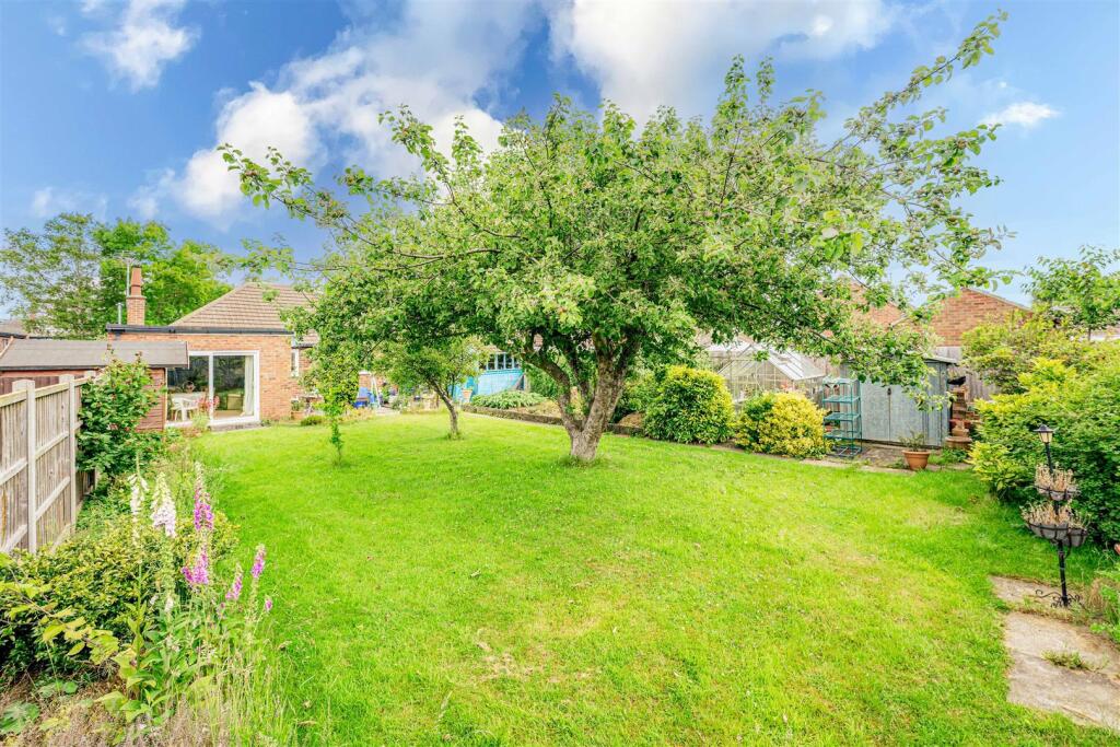 Huntingdon Gardens, Market Harborough photo 2