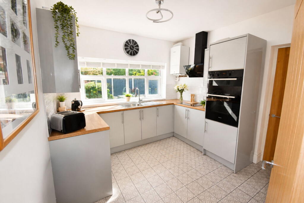 House in Wolverhampton, West Midlands - View 4