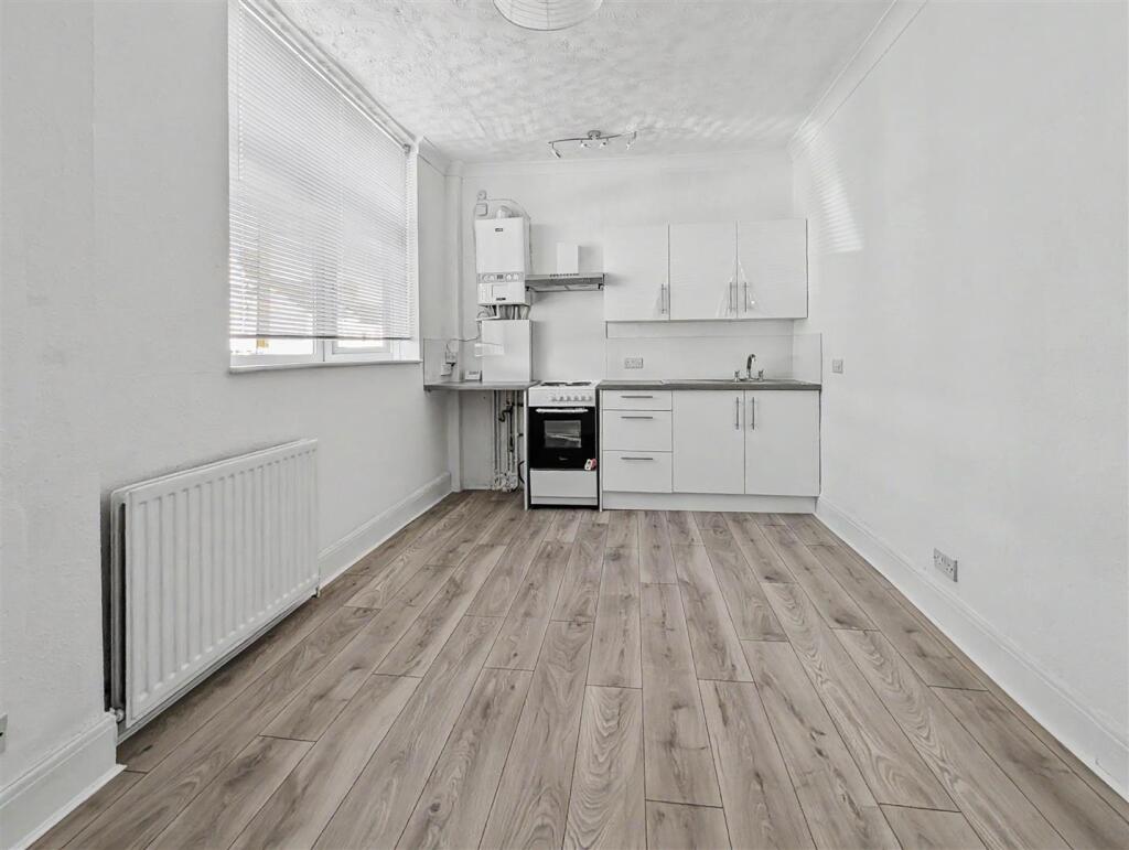 Apartment in Southend-on-Sea, Westcliff-on-Sea - View 2