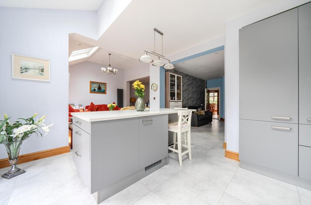 Canons Drive, Edgware, HA8 photo 4