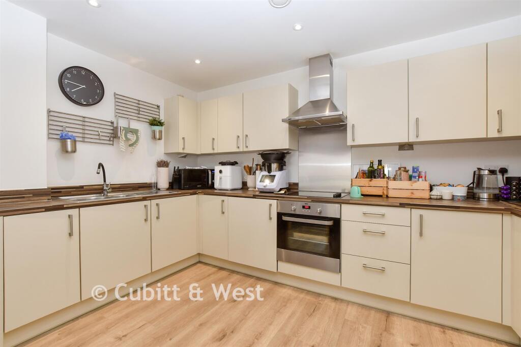 Apartment in Sutton - More