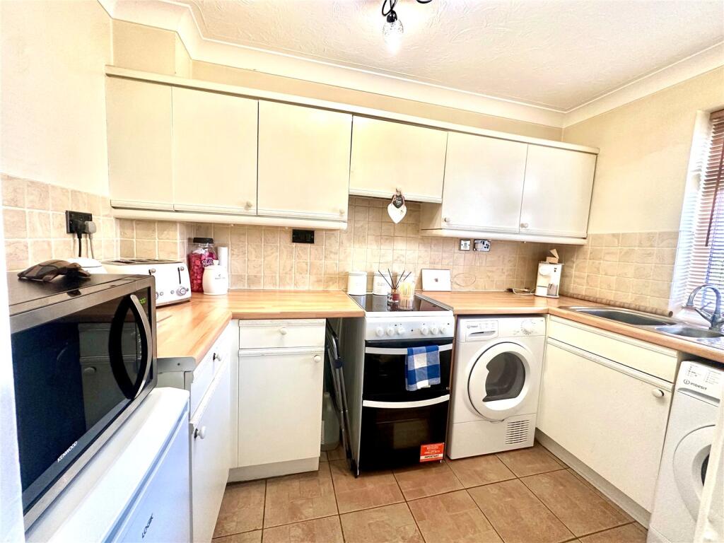 Wilkins Close, Upper Stratton, Swindon, SN2 photo 4