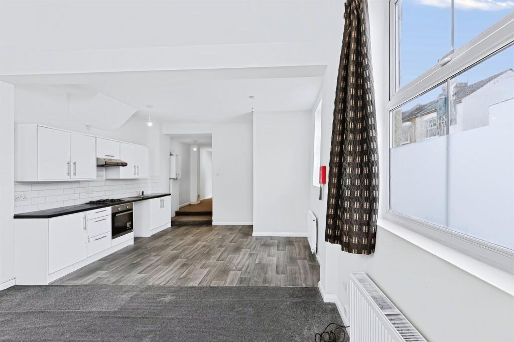 Apartment in Northampton, West Northamptonshire - View 5