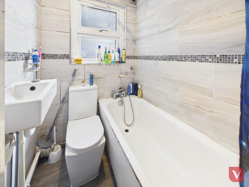 House in Luton - View 5