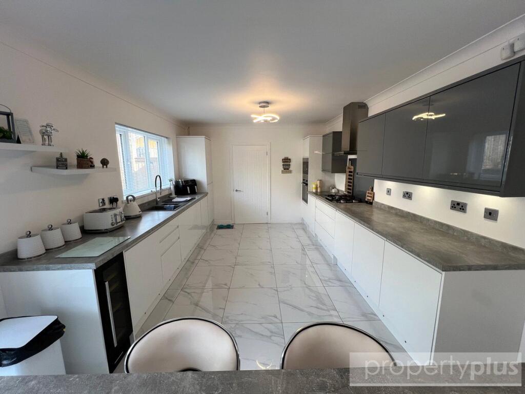 House in Rhondda Cynnon Taff, Tonyrefail - More
