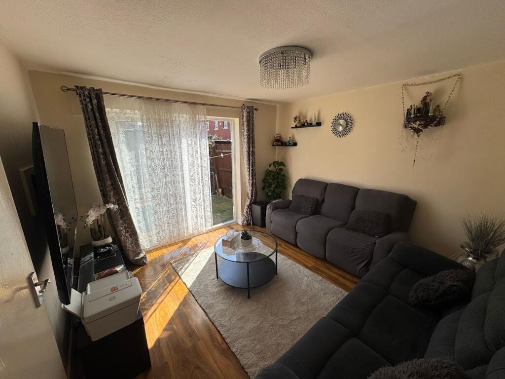 Loxwood Close, Feltham, TW14 photo 3