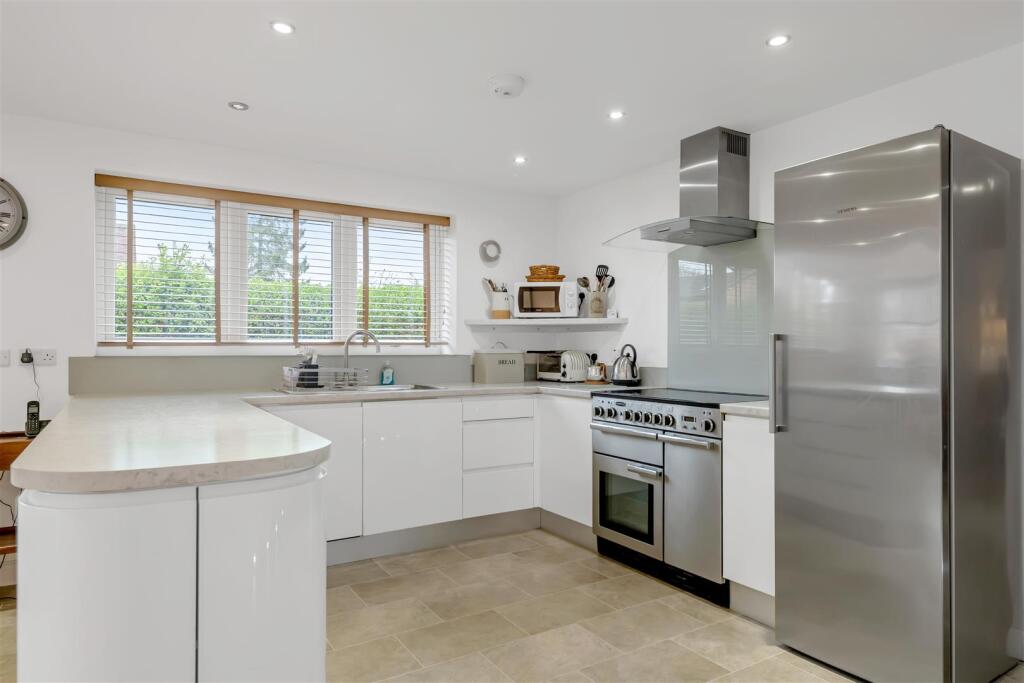 Cropwell Road, Radcliffe-On-Trent, Nottingham photo 4