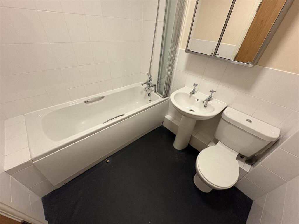 Apartment in Leeds, Morley - More
