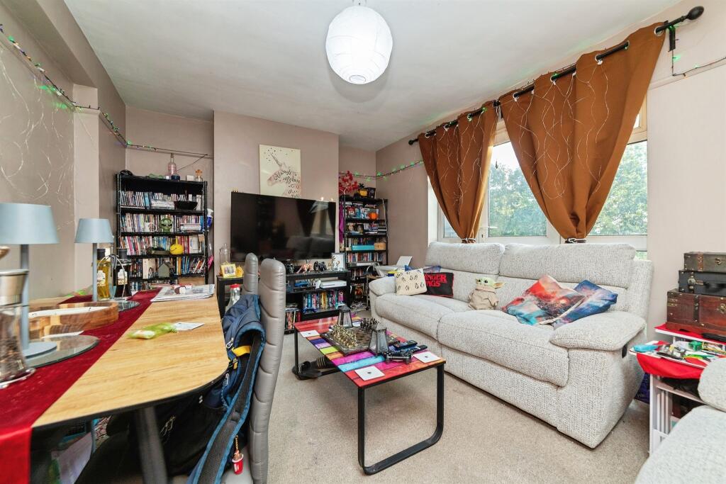 Apartment in East Hertfordshire, Hertford - View 4