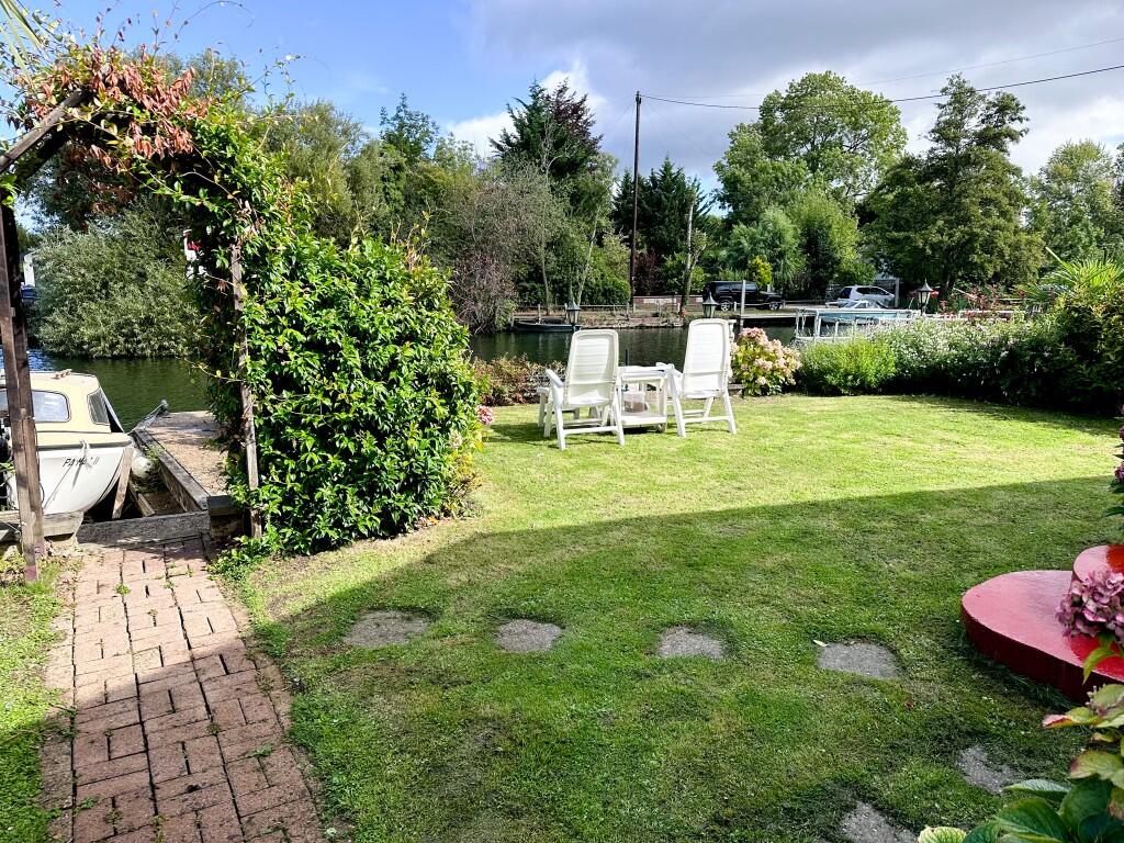 Pharaohs Island, Shepperton, Surrey, TW17 photo 4