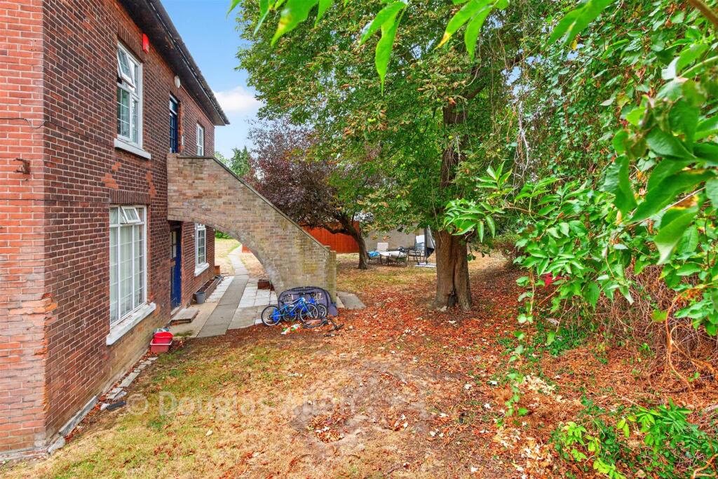 Apartment in London, Elm Park - View 5