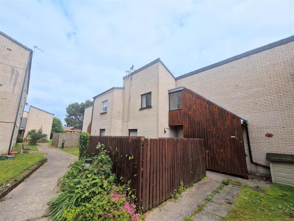 1-bed flat on Lake View Close, Porthcawl, £110,000