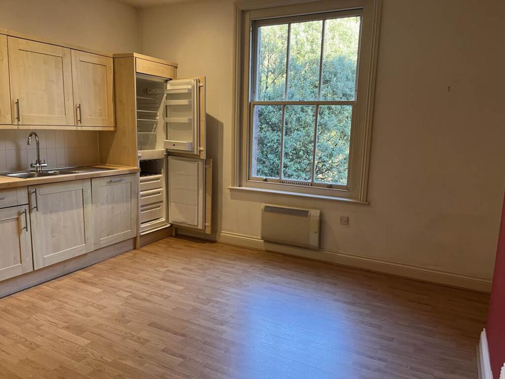 Apartment in Tunbridge Wells, Kent - View 5