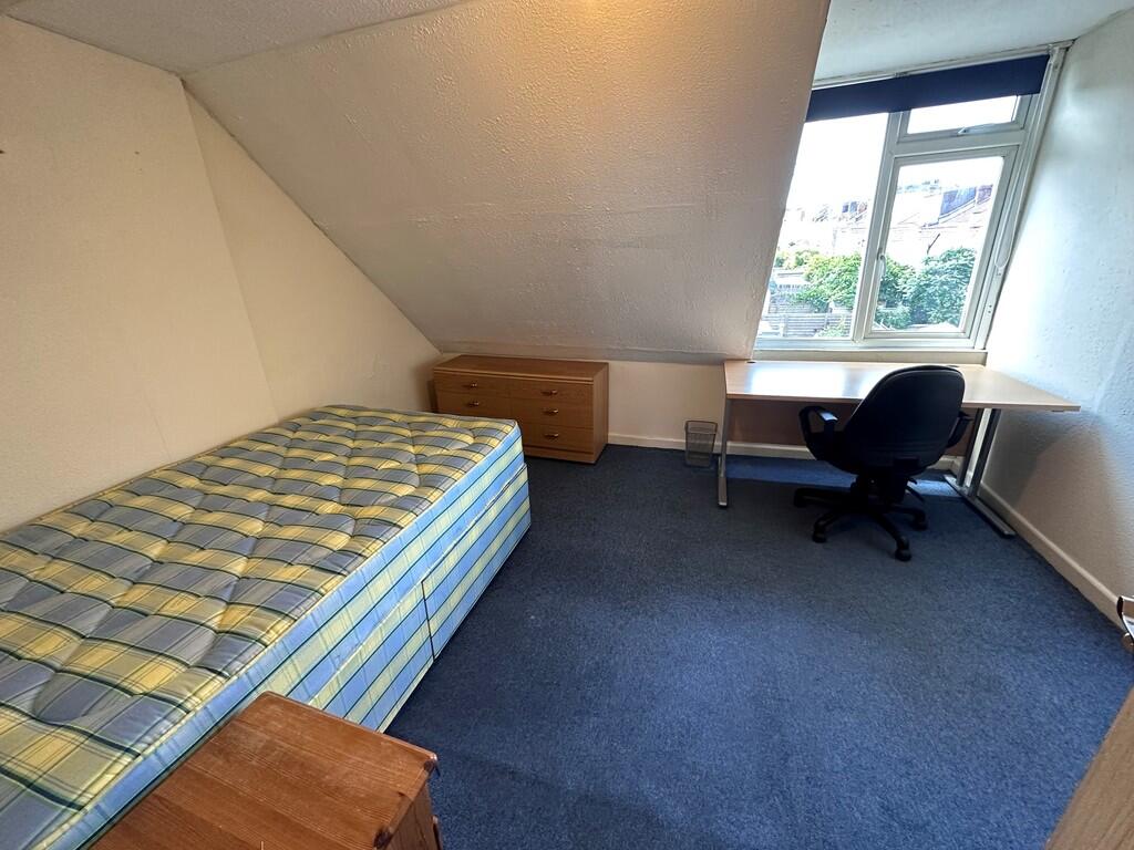6 bedroom maisonette for rent