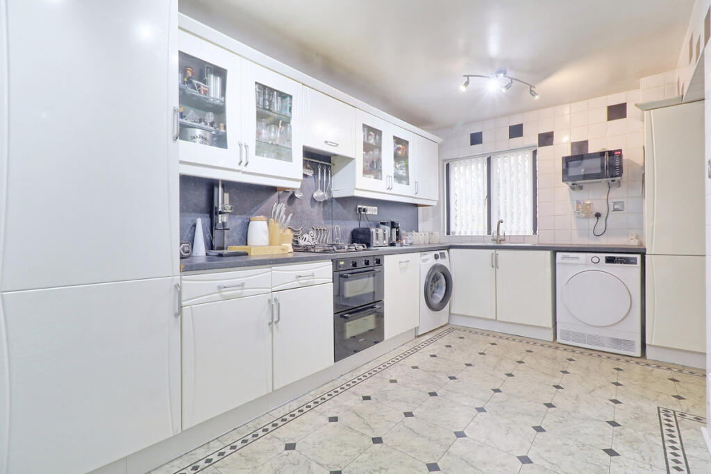 Barrington Gardens, Basildon, SS14 photo 3