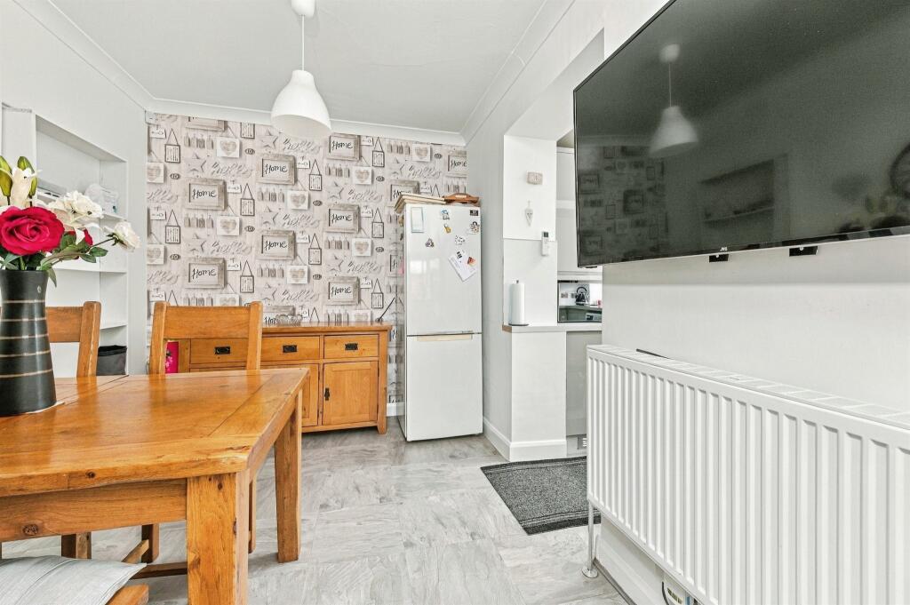 House in Huddersfield, Deighton - View 5