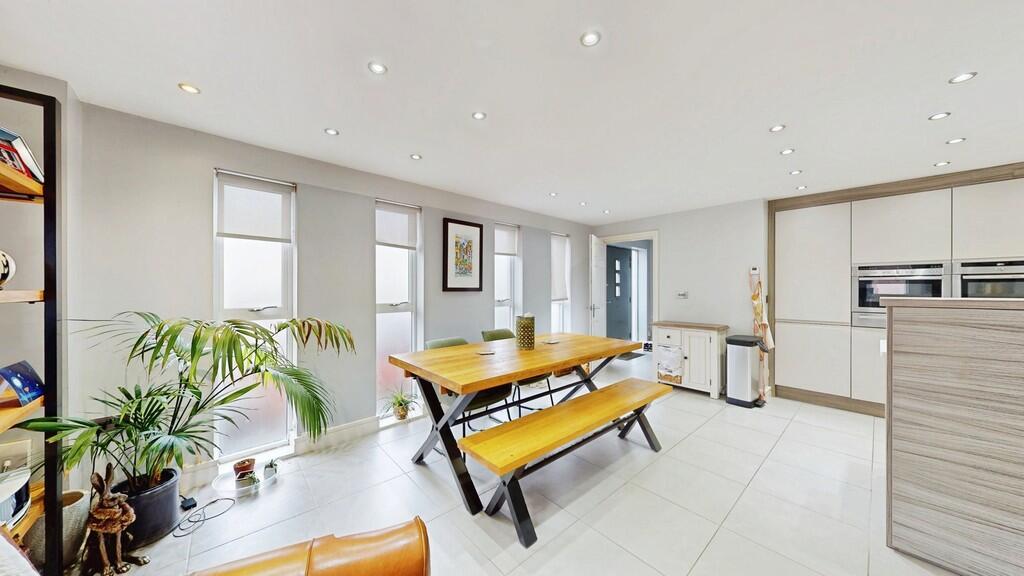 Victoria Place, Cheltenham photo 3