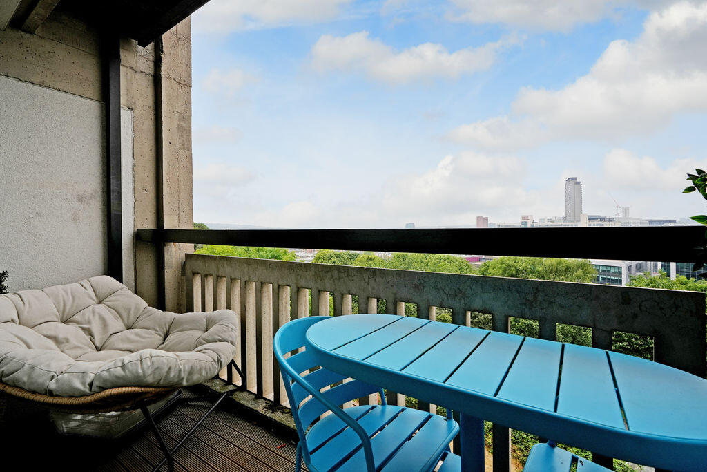 Apartment in Sheffield, Castlegate Quarter, Park Hill - View 4