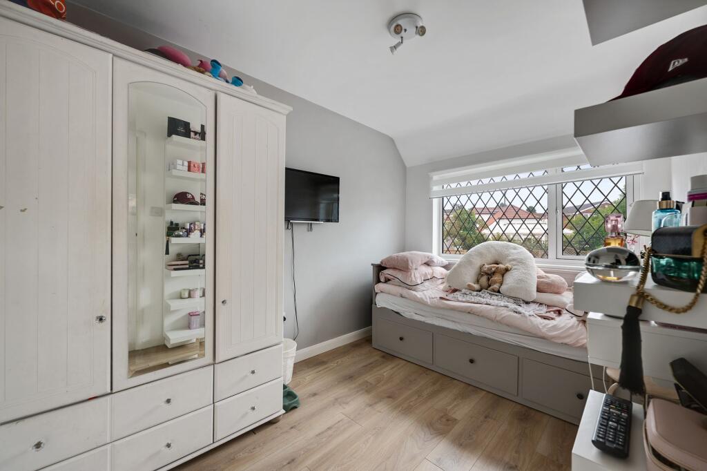 House in Dartford, Hook Green, Wilmington - More