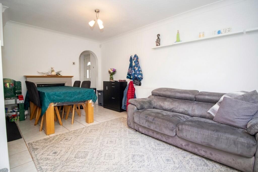 Burnley Close, South Oxhey, Watford, WD19 photo 4