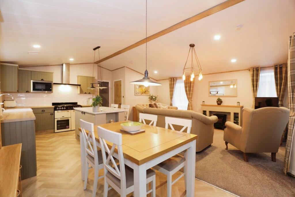 2-bed caravan on Allerthorpe Golf and Country Park, Allerthorpe, York, £135,000