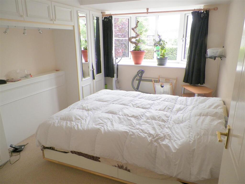 Apartment in Southall - More