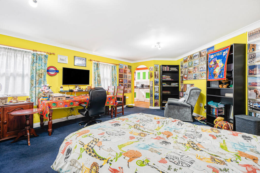 Apartment in Sunbury-on-Thames, Surrey - More