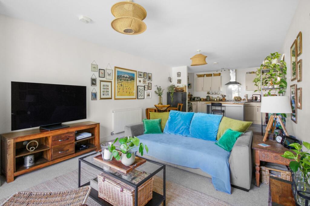 2-bed apartment on Larges Lane, Bracknell, £130,500