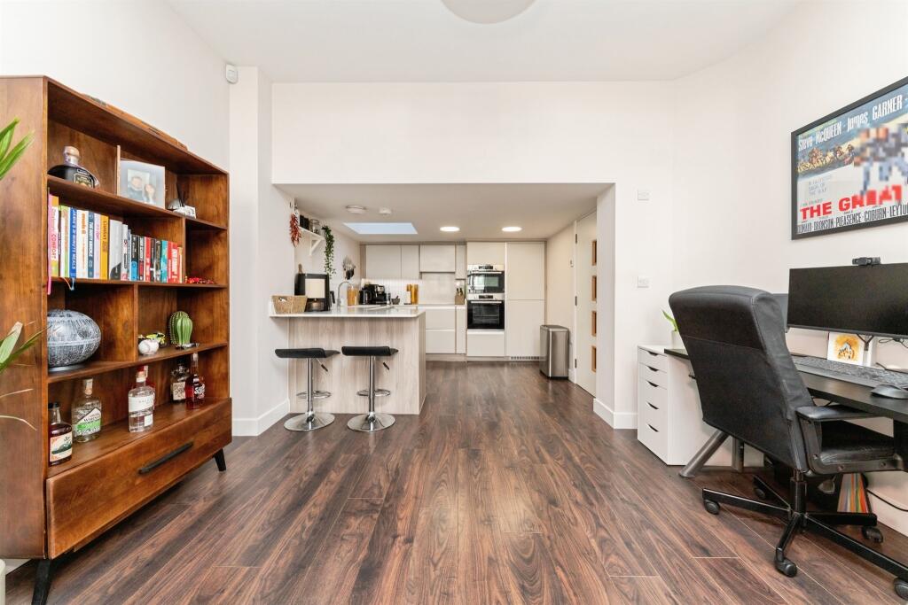 Apartment in Welwyn Hatfield, Hertfordshire - View 5