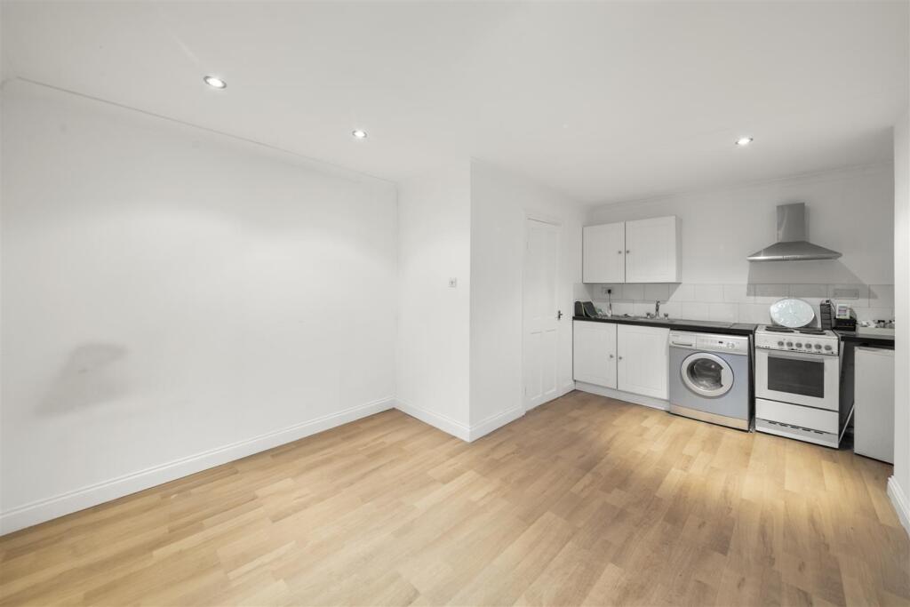 Wentworth Crescent, Hayes photo 4
