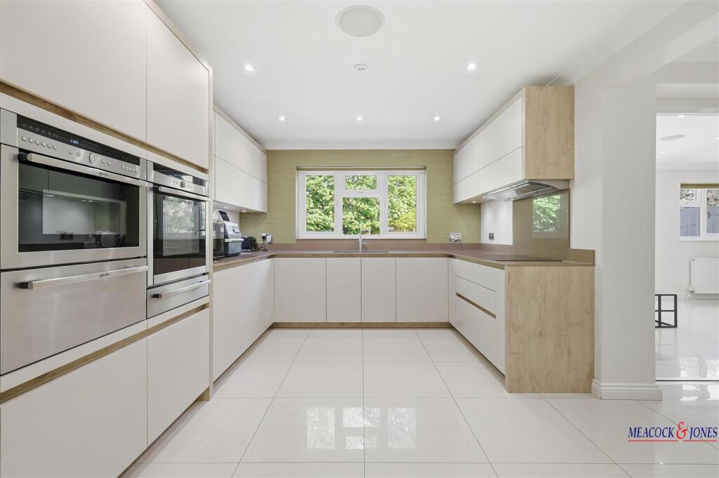 House in Brentwood, Hutton Mount - View 4