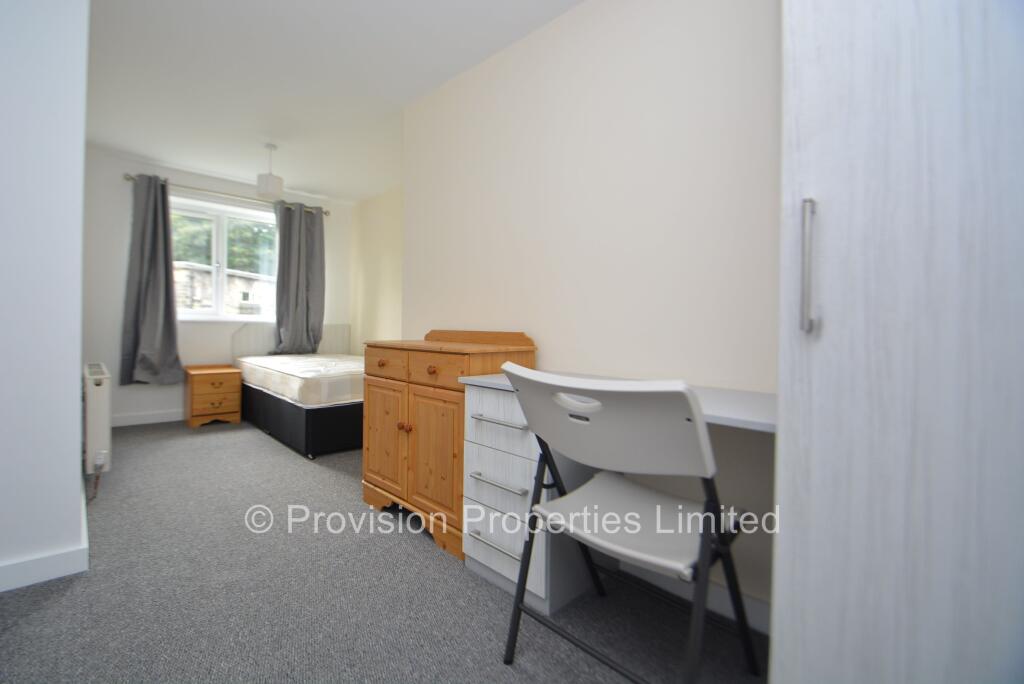 6 bedroom semi-detached house for rent