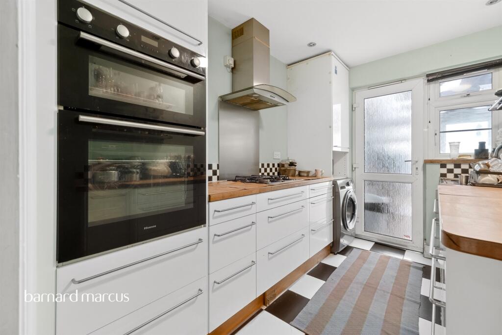 House in London, Mitcham - View 2