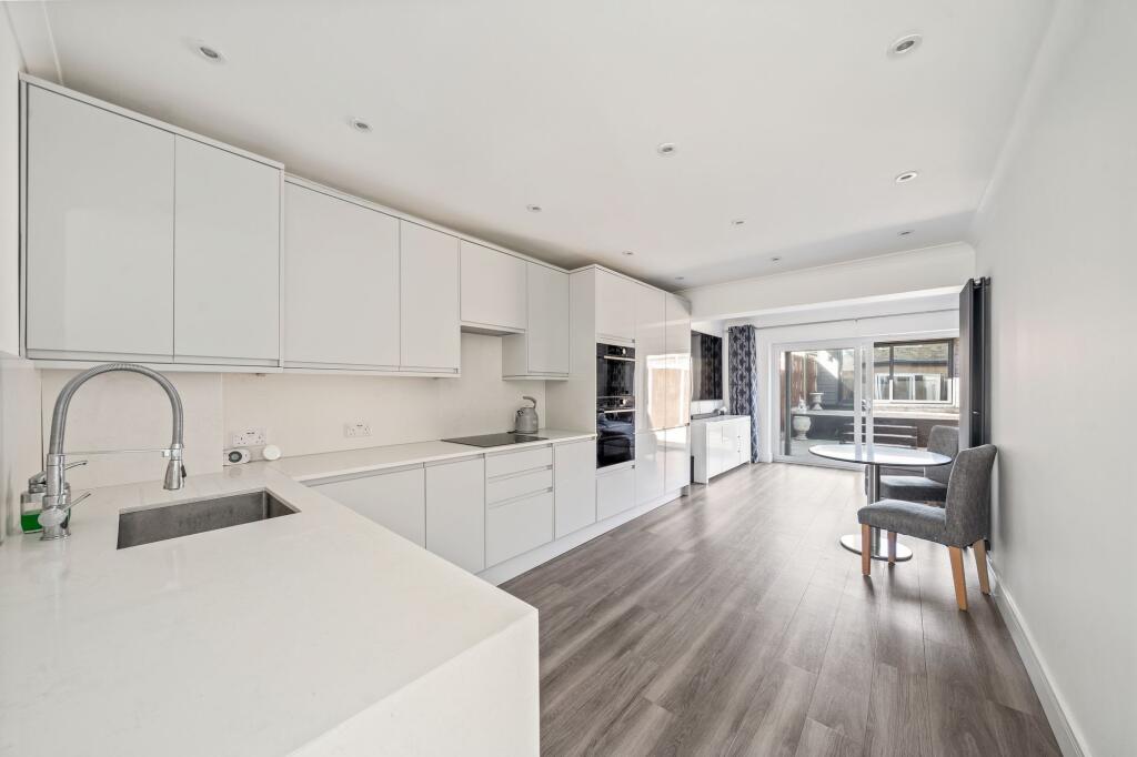 House in Sutton - View 5