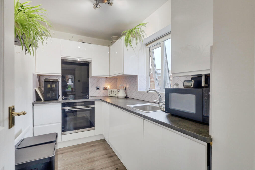 Apartment in Castle Point, Essex - View 5
