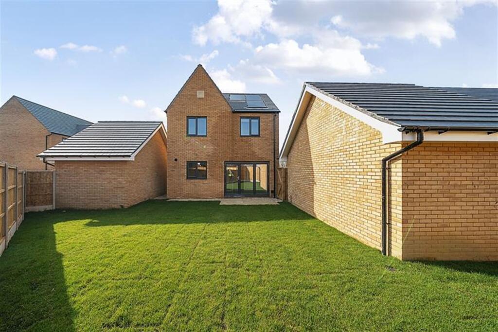 Main image of property: 3 bedroom Detached House in Otter Close, Upton, Northampton