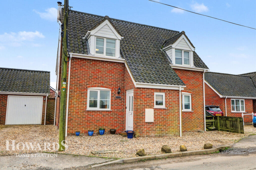 3-bed detached on Rectory Lane, Bunwell, £300,000
