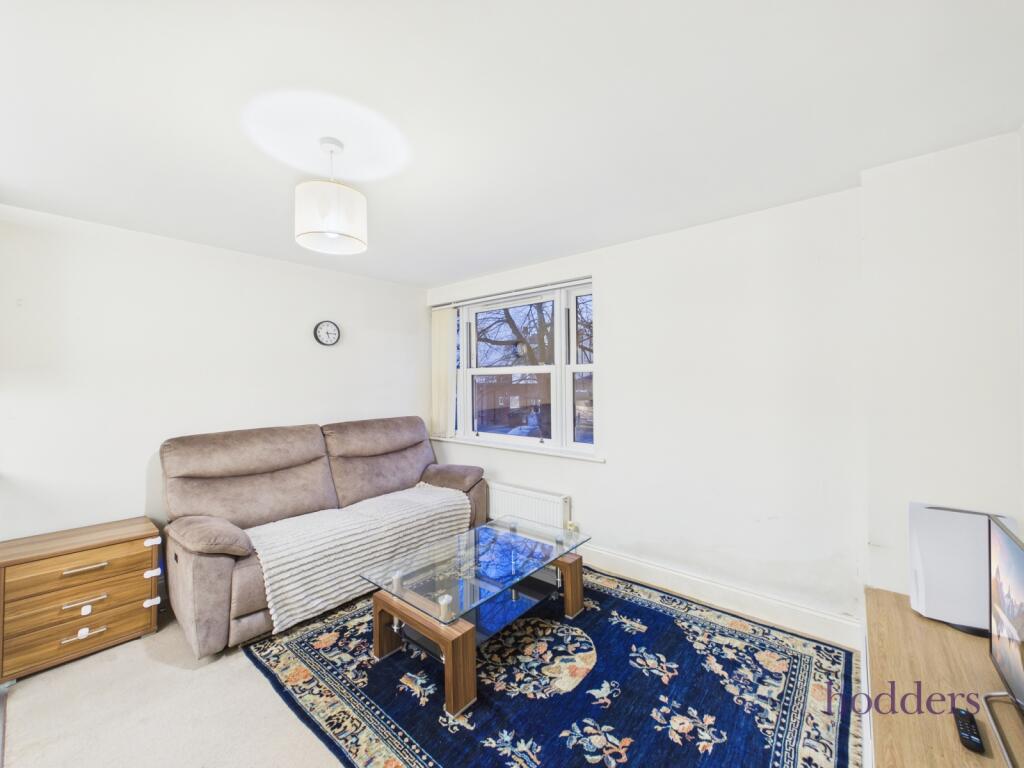 Apartment in Runnymede, Addlestone - View 4