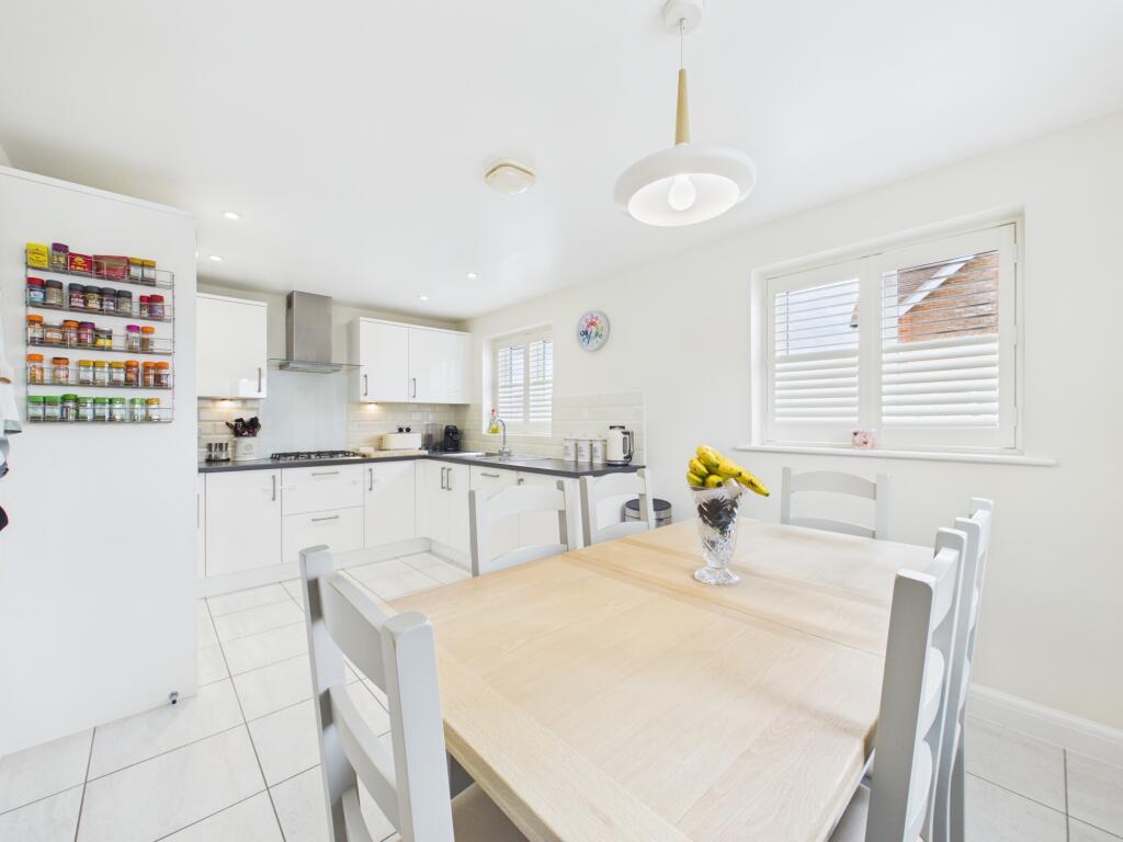House in Basingstoke and Deane, Bramley - View 4