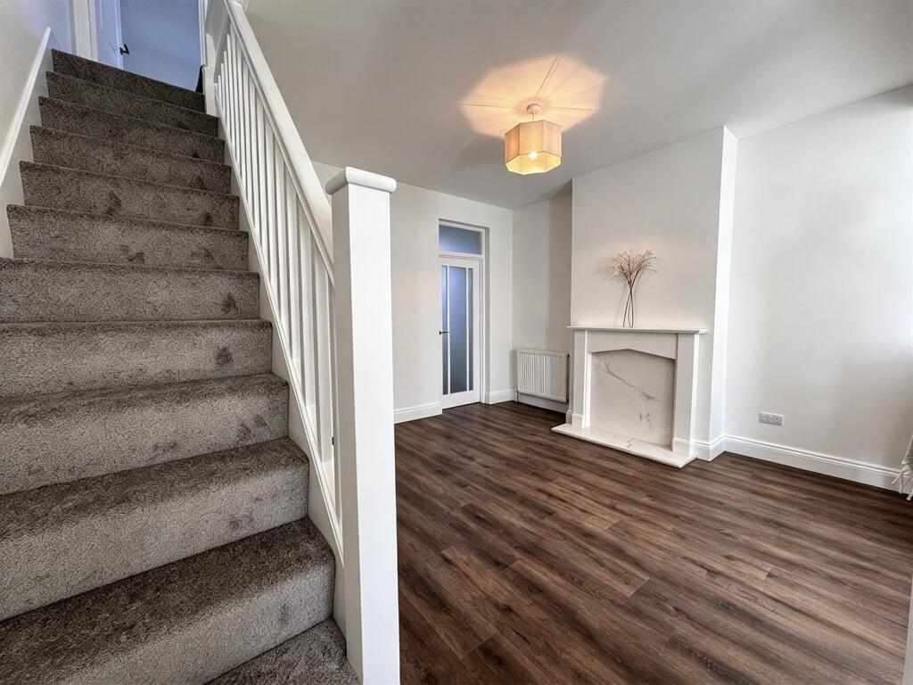House in London, Bush Hill Park, Southbury - More
