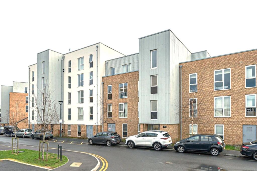 2-bed flat on Hawker Drive, Addlestone, Surrey, KT15, £310,000