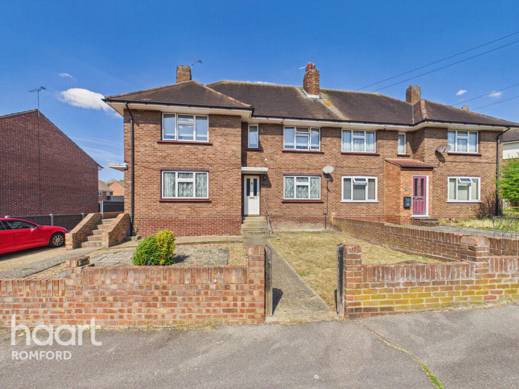 2-bed flat on Chelmsford Avenue, Romford, £290,000