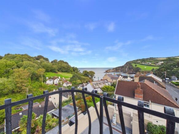 Top Floor Living Acc Balcony