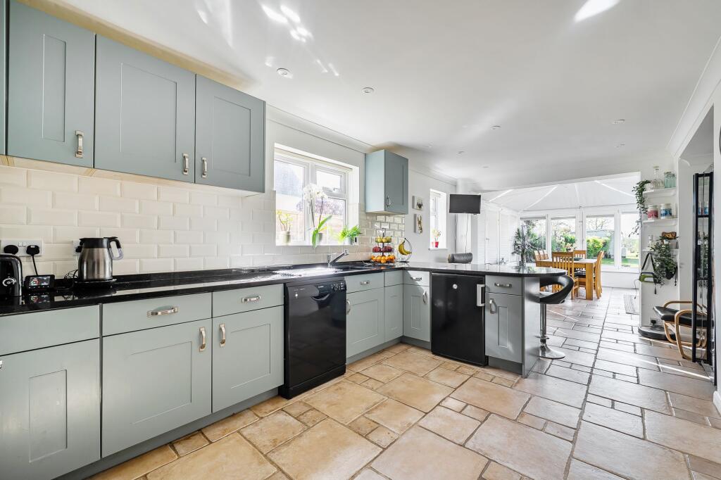 Hurston Grove, Storrington, RH20 photo 3